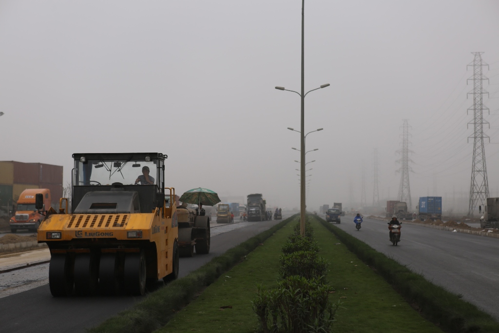Investment in construction and expansion of the road through Dinh Vu industrial zone